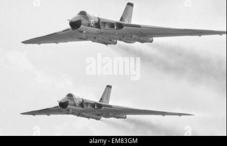 Une paire de bombardiers Avro Vulcan vu ici en prenant part à la volée passé à RAF Scampton, Lincoln. Ont été il y a eu une cérémonie pour marquer l'arrêt de Bomber Command. La partie inférieure des deux appareils est porteur d'une bombe atomique en acier bleu. 29 avril 1968 Banque D'Images