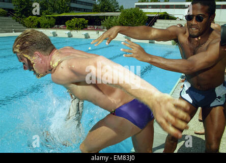 Paul Gascoigne vu ici jouer sur à côté de la piscine de l'hôtel des équipes de l'Angleterre en Italie pendant la Coupe du Monde 1990. Gascoigne est vue ici d'être poussé dans la piscine par John Barnes. 27 juin 1990. Banque D'Images