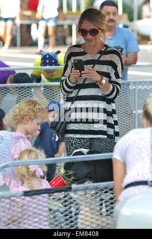 Eric Dane et Rebecca Gayheart prendre leurs filles, Billie et la Géorgie à la marché de fermiers dans la région de Beverly Hills avec : Rebecca Gayheart Dane Billie,où : Los Angeles, California, United States Quand : 12 Oct 2014 Banque D'Images