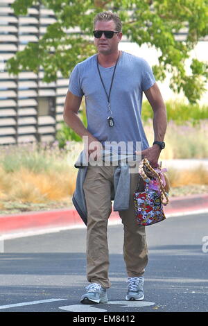 Eric Dane et Rebecca Gayheart prendre leurs filles, Billie et la Géorgie à la marché de fermiers dans la région de Beverly Hills avec : Eric Dane Où : Los Angeles, California, United States Quand : 12 Oct 2014 Banque D'Images