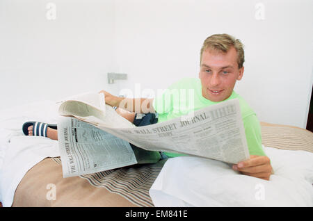 Football Angleterre David Platt vu ici lire le Wall Street Journal à la base en Italie le lendemain de son dernier souffle but contre la Belgique de mettre l'Angleterre jusqu'à la 1/4 de finale de la Coupe du Monde 1990. 27 juin 1990. Banque D'Images