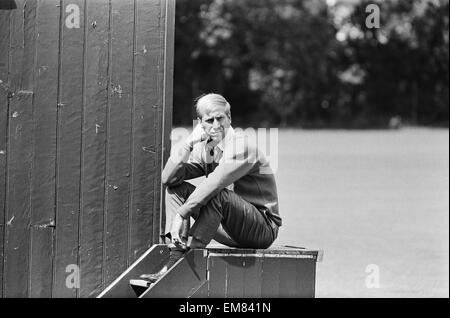 Footballeur Bobby Charlton Angleterre se détend avec un jeu de cricket de la journée avant de prendre part à la finale de la Coupe du Monde contre l'Allemagne de l'Ouest. 29 juillet 1966. Banque D'Images