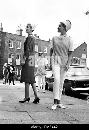 La modélisation de nouveaux uniformes pour les infirmières Les infirmières Londres exposition. 12 octobre 1964. Banque D'Images