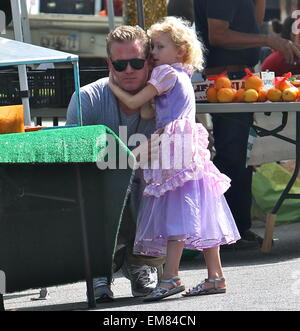 Eric Dane et Rebecca Gayheart prendre leurs filles, Billie et la Géorgie à la marché de fermiers dans la région de Beverly Hills avec : Eric Dane Dane Billie,où : Los Angeles, California, United States Quand : 12 Oct 2014 Banque D'Images