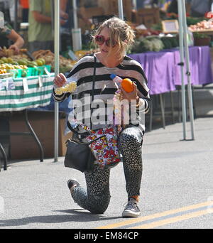 Eric Dane et Rebecca Gayheart prendre leurs filles, Billie et la Géorgie à la marché de fermiers dans la région de Beverly Hills avec : Rebecca Gayheart Où : Los Angeles, California, United States Quand : 12 Oct 2014 Banque D'Images