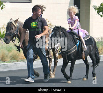 Eric Dane et Rebecca Gayheart prendre leurs filles, Billie et la Géorgie à la marché de fermiers dans la région de Beverly Hills avec Dane : Billie Où : Los Angeles, California, United States Quand : 12 Oct 2014 Banque D'Images