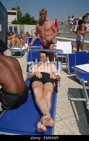 Paul Gascoigne vu ici jouer sur à côté de la piscine de l'hôtel des équipes de l'Angleterre en Italie. Au cours de la Coupe du Monde 1990. Gascoigne est vue ici enduit gâteau au chocolat plus de coéquipier Chris Waddle. 27 Juin 1990 Banque D'Images