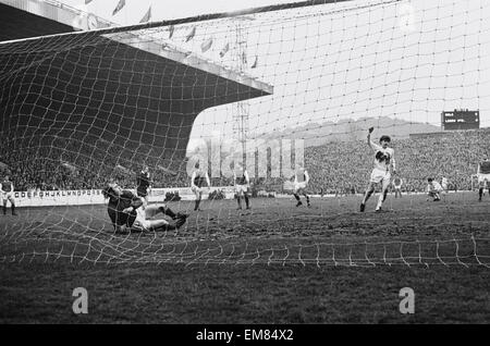 FA Cup troisième ronde correspondent à Hillsborough Sheffield Wednesday 1-1 Leeds United. Leeds' Peter Lorimer célèbre après avoir perdu sa mort mercredi passé gardien Peter Springett pour ouvrir le score. 4e janvier 1969. Banque D'Images