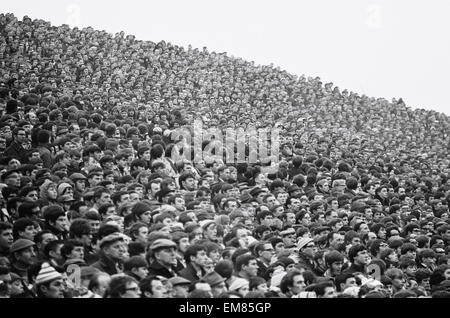 FA Cup troisième ronde correspondent à Hillsborough Sheffield Wednesday 1-1 Leeds United. Une partie de la foule immense de regarder le match. 4e janvier 1969. Banque D'Images