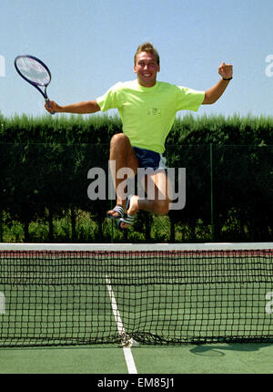 Football Angleterre David Platt vu ici à jouer au tennis à la base en Italie le lendemain de son dernier souffle but contre la Belgique de mettre l'Angleterre jusqu'à la 1/4 de finale de la Coupe du Monde 1990. 27 juin 1990. Banque D'Images