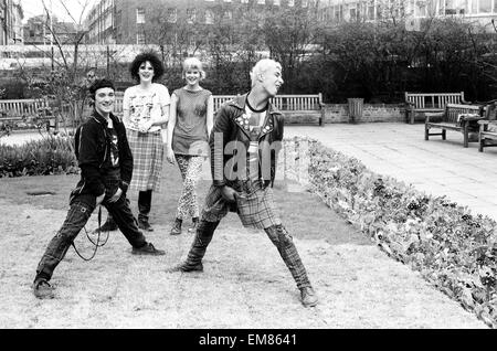 Les jeunes punks de poser. 30 mars 1980. Banque D'Images