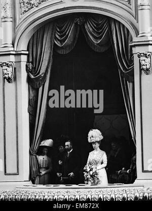 Le roi George V et la reine Mary vu ici à l'ouverture du Festival de l'Empire au Crystal Palace. 13 Mai 1911 Banque D'Images