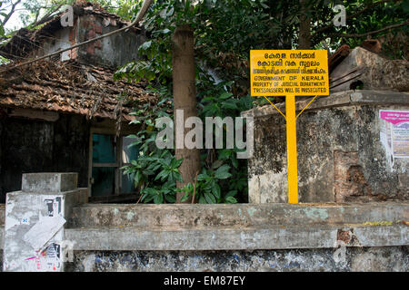 Un bâtiment abandonné et abandonnés dans la région de Fort Kochi, Kerala Inde Banque D'Images