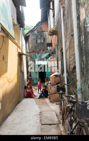 Enfants jouant dans une ruelle à fort Kochi, Kerala Inde Banque D'Images