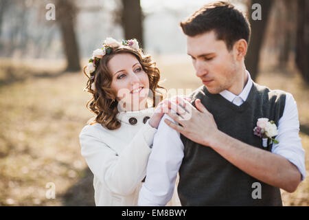 . Couple de mariage jeunes mariés debout ensemble dans spring park Banque D'Images