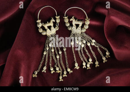 Prague, République tchèque. 16 avril 2015. Paire de boucles d'oreilles en Grande Moravie longue chaîne pendentifs et décorées avec de granulation de la première moitié du 10e siècle de la princesse tombe de Stara Kourim présentés à l'exposition 'Grande Moravie et les débuts du christianisme" à Prague, République tchèque. Présentation de l'exposition trésors médiévaux et objets originaux du premier État slave s'exécute dans le château de Prague jusqu'au 28 juin 2015. Banque D'Images
