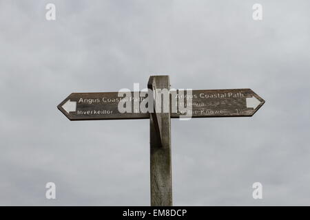 Inscrivez-vous sur angus chemin côtier près de lunan bay ecosse avril 2015 Banque D'Images