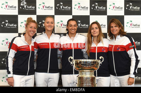 De gauche à droite les joueurs de tennis française Pauline Parmentier, Kristina Mladenovic et Caroline Garcia, Alize Cornet et non le capitaine de jeu, Amélie Mauresmo posent pour la photo pendant les tirages au sort, à Ostrava, en République tchèque, le 17 avril 2015. La République tchèque Republic-France Fed Cup match sera joué le 18 avril et le 19e, à Ostrava, en République tchèque. (Photo/CTK Jaroslav Ozana) Banque D'Images