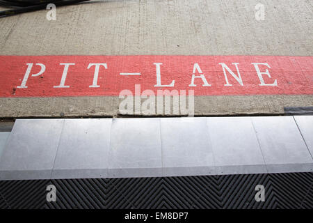 Le Pit Lane, Silverstone, circuit de course automobile, Northamptonshire, England, UK Banque D'Images