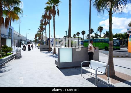 Terminal de Bus avec quelques passengersat l'aéroport de Tenerife Sud. Banque D'Images