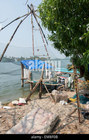 Filets de pêche chinois par la plage de Fort Kochi, Kerala Inde Banque D'Images