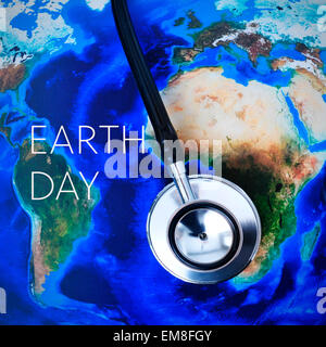 Libre d'un stéthoscope sur une carte du monde (fourni par la NASA) et le texte le jour de la terre Banque D'Images