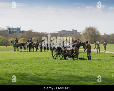 Londres, Royaume-Uni. 17 avril, 2015. Royal Horse Artillery gun carrage répétition à Hyde Park de Londres. La plupart des gummers étaient des femmes. 17/4/2015 : Crédit Cabanel/Alamy Live News Banque D'Images