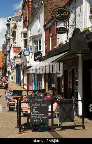 Royaume-uni, Angleterre, dans le Yorkshire, Scarborough, Huntriss Row, magasins et cafés en route piétonne Banque D'Images