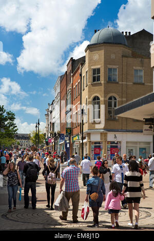 Royaume-uni, Angleterre, dans le Yorkshire, le centre-ville de Scarborough, shoppers à Westborough Banque D'Images