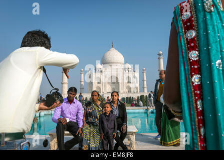 Une famille indienne photographiée en face du Taj Mahal, Agra, Inde Banque D'Images