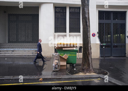 Un homme qui marche dans les déchets non ramassés depuis Paris, France Banque D'Images