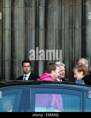 Cologne, Allemagne. Apr 17, 2015. Le Président allemand Joachim Gauck (C) et la chancelière allemande Angela Merkel (R) arriver à assister à la cérémonie commémorative pour les victimes de l'accident d'avion Germanwings s'est tenue à la cathédrale de Cologne à Cologne, Allemagne, le 17 avril 2015. Environ 1 500 personnes sont attendues à la cérémonie tenue à la cathédrale de Cologne, le vendredi. Credit : Luo Huanhuan/Xinhua/Alamy Live News Banque D'Images