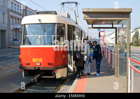 Les piétons de monter dans un tram à partir d'un refuge de sécurité à Prague Banque D'Images