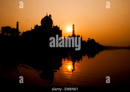 Coucher de soleil sur le Taj Mahal prises à partir de la rivière Yamuna à Agra, Inde Banque D'Images