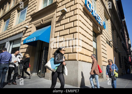 Un JPMorgan Chase Bank à New York Lundi, 13 avril, 2015. JP Morgan Chase & Co. a annoncé des bénéfices du premier trimestre de battre aux attentes des analystes évoquant une reprise de négociation de titres à revenu fixe. (© Richard B. Levine) Banque D'Images