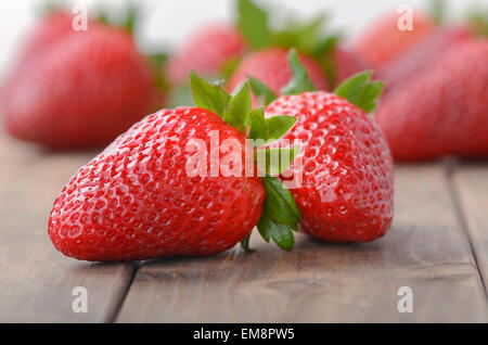 Gros plan sur deux fraises l'avant-plan et arrière-plan flou sur les tas de fraises Banque D'Images