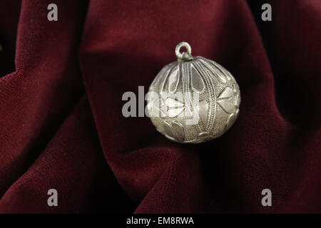 Grande Moravie argent traditionnel appelé 'bouton' gombik de la princesse tombe de Stara Kourim présentés à l'exposition 'Grande Moravie et les débuts du christianisme" à Prague, République tchèque. Les bijoux en argent de la première moitié du 10e siècle a été découvert dans ce qu'on appelle la princesse tombe à Stara Kourim, Central Bohemia, République tchèque. Présentation de l'exposition trésors médiévaux et objets originaux du premier État slave s'exécute dans le château de Prague jusqu'au 28 juin 2015. Le trésor de la princesse tombe de Stara Kourim est administré par le Musée National de Prague, CZE Banque D'Images