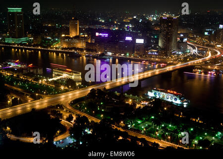 Cityscape vu de la Tour du Caire - le 6 octobre Bridge et le Nil, fragment de l'île de Gezira (en premier plan) et D Banque D'Images