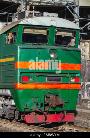 Industrial green cargo train locomotive diesel cabine avec bandes d'avertissement rouge Banque D'Images