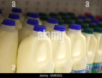 Les bouteilles de lait en plastique dans un supermarché Banque D'Images