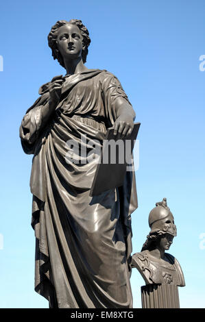 Londres, Angleterre, Royaume-Uni. Statue sur HOLBORN VIADUCT : "Fine Art" (William Farmer et William Brindley ; 1868-1869) Banque D'Images