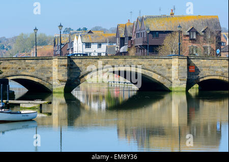 Pont routier sur la rivière Arun dans Arundel, West Sussex, Angleterre, Royaume-Uni. Banque D'Images