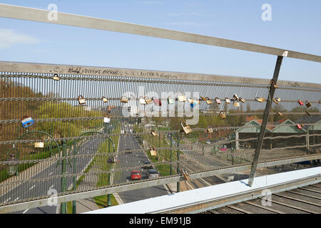 Cadenas d'amour sur le pont de l'avenue de Tervueren à Bruxelles, Belgique. Banque D'Images