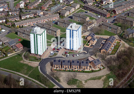 Vue aérienne d'un bloc d'appartements et logements existants et nouveaux, Yorkshire, UK Banque D'Images