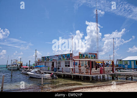 L'ambre gris plongeurs dans San Pedro, Ambergris Caye, Belize, l'Amérique du Sud. Banque D'Images