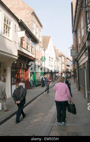 La vieille rue york shambles shoppers touristes étroit uk plus ancienne route de vieux Banque D'Images