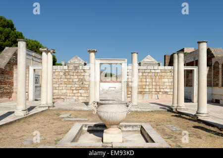 Vue sur le parvis de la colonnade de la 3ème ANNONCE de siècle synagogue à la ville antique sardes, SART, la Turquie moderne de jour. La foreco Banque D'Images