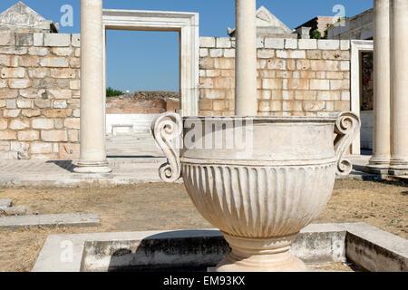 Vue sur le parvis de la colonnade de la 3ème ANNONCE de siècle synagogue à la ville antique sardes, SART, la Turquie moderne de jour. La foreco Banque D'Images