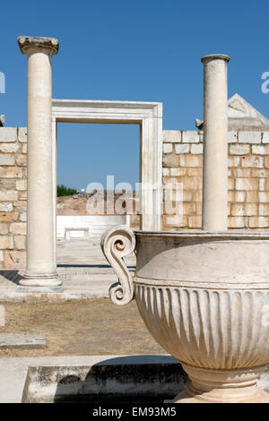 Vue sur le parvis de la colonnade de la 3ème ANNONCE de siècle synagogue à la ville antique sardes, SART, la Turquie moderne de jour. La foreco Banque D'Images