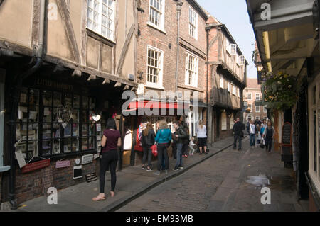 La vieille rue york shambles shoppers touristes étroit uk plus ancienne route de vieux Banque D'Images